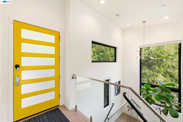 45 Homeglen Ln, Oakland, CA 94611