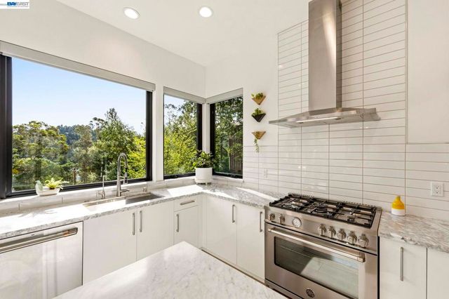 45 Homeglen Ln, Oakland, CA 94611