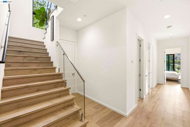 45 Homeglen Ln, Oakland, CA 94611