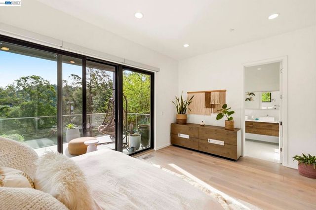 45 Homeglen Ln, Oakland, CA 94611