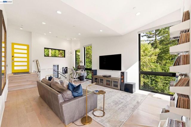 45 Homeglen Ln, Oakland, CA 94611