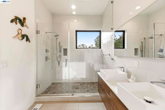 45 Homeglen Ln, Oakland, CA 94611