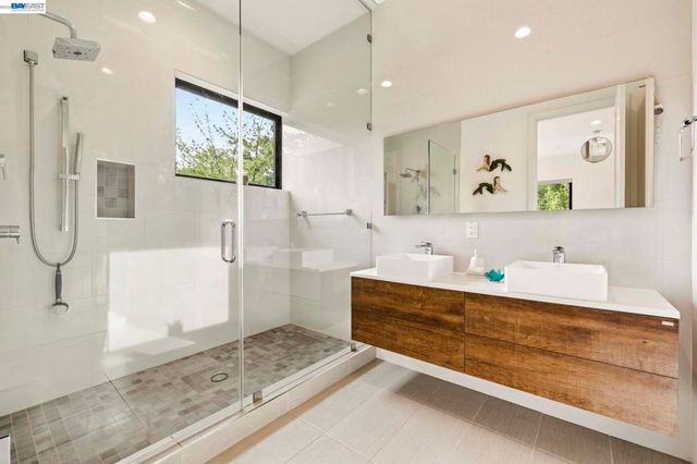 45 Homeglen Ln, Oakland, CA 94611