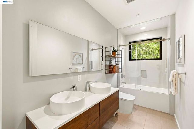 45 Homeglen Ln, Oakland, CA 94611