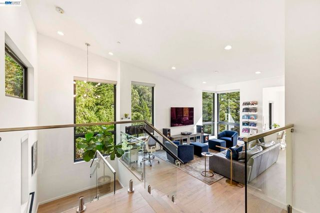 45 Homeglen Ln, Oakland, CA 94611