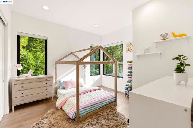 45 Homeglen Ln, Oakland, CA 94611