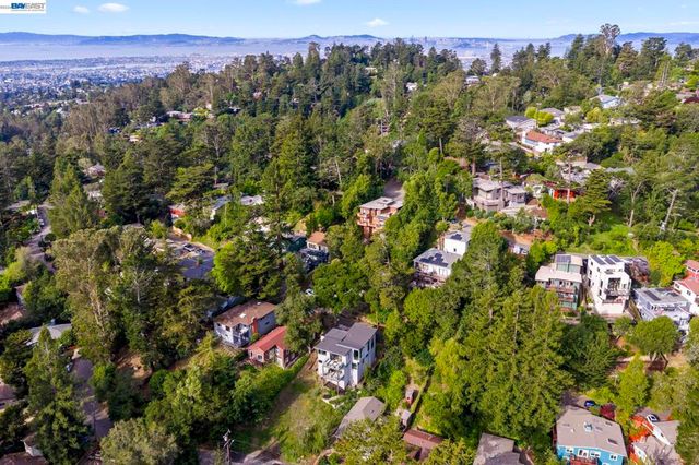 45 Homeglen Ln, Oakland, CA 94611
