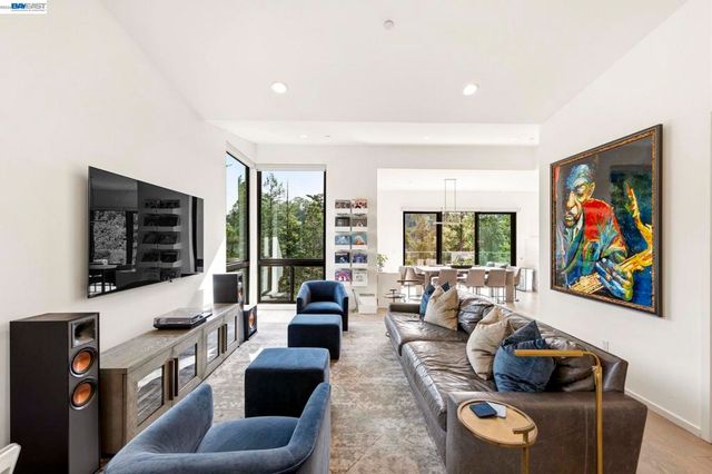45 Homeglen Ln, Oakland, CA 94611