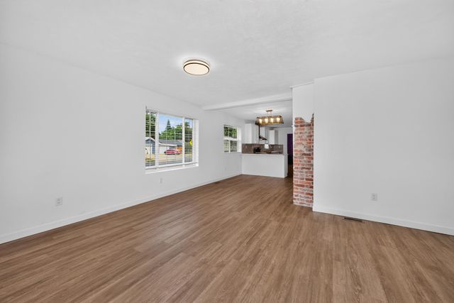 5028 N WASHINGTON St, Spokane, WA 99016