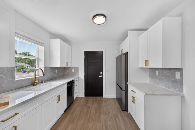 5028 N WASHINGTON St, Spokane, WA 99016
