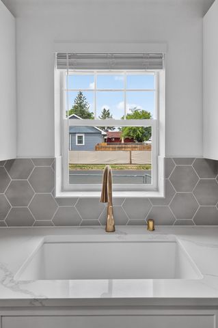 5028 N WASHINGTON St, Spokane, WA 99016