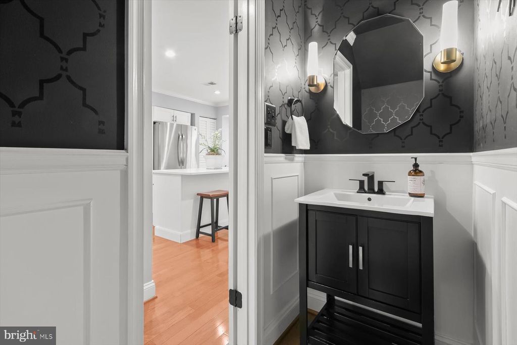 Image 10 of property listing at 10525 ENGLISHMAN DR #178, Rockville, MD 20852