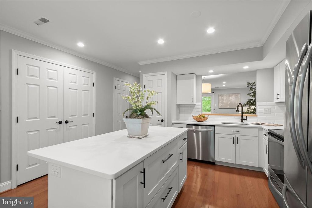 Image 4 of property listing at 10525 ENGLISHMAN DR #178, Rockville, MD 20852