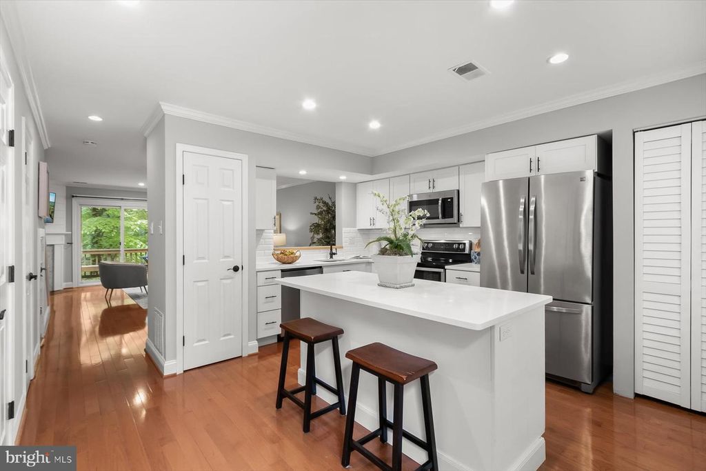 Image 5 of property listing at 10525 ENGLISHMAN DR #178, Rockville, MD 20852