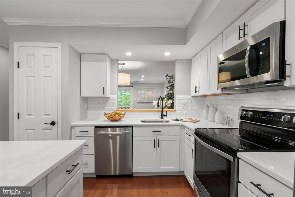 Image 6 of property listing at 10525 ENGLISHMAN DR #178, Rockville, MD 20852