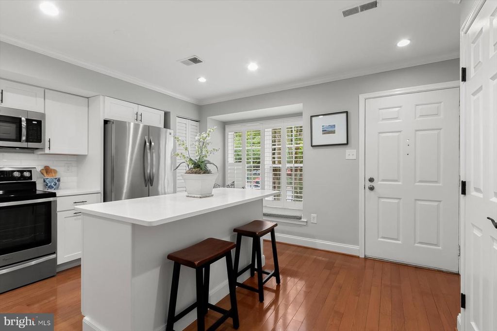 Image 7 of property listing at 10525 ENGLISHMAN DR #178, Rockville, MD 20852