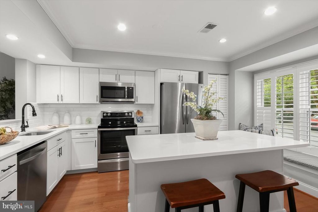 Image 8 of property listing at 10525 ENGLISHMAN DR #178, Rockville, MD 20852