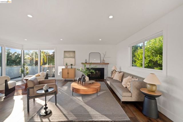 4238 Laguna Ave, Oakland, CA 94602
