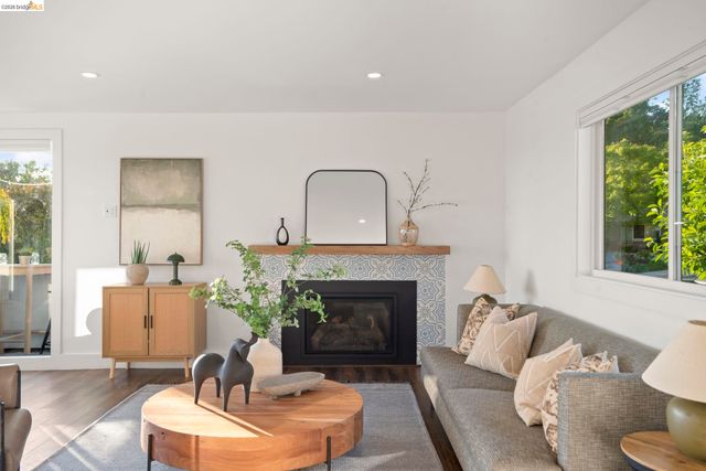 4238 Laguna Ave, Oakland, CA 94602