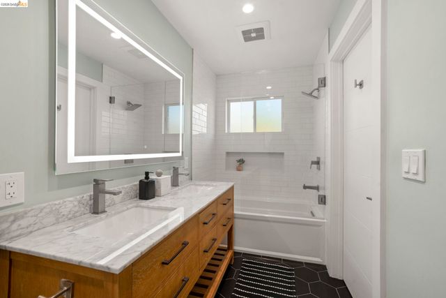4238 Laguna Ave, Oakland, CA 94602