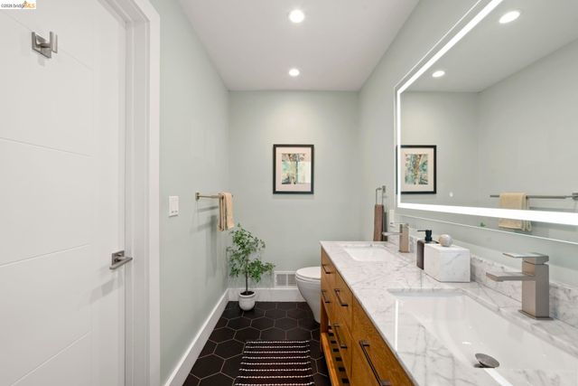4238 Laguna Ave, Oakland, CA 94602