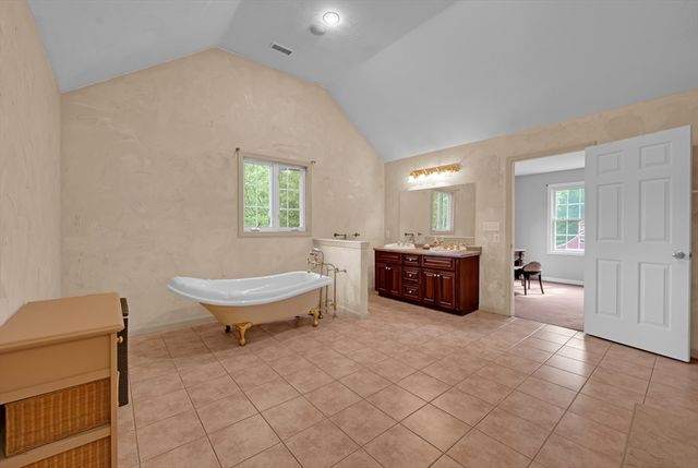 16 Lindsey Ln, Charlton, MA 01507