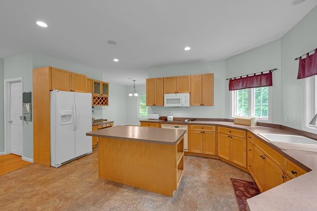 16 Lindsey Ln, Charlton, MA 01507