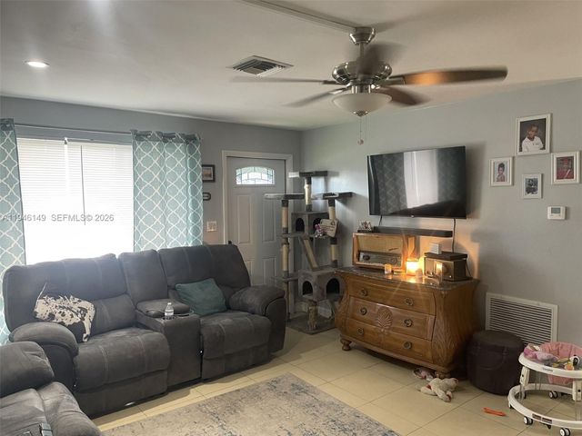 6852 SW 11th St, Pembroke Pines, FL 33023