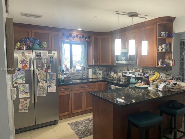 6852 SW 11th St, Pembroke Pines, FL 33023