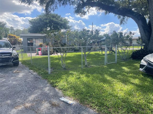 6852 SW 11th St, Pembroke Pines, FL 33023