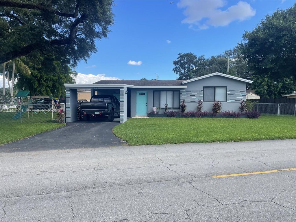 6852 SW 11th St, Pembroke Pines, FL 33023