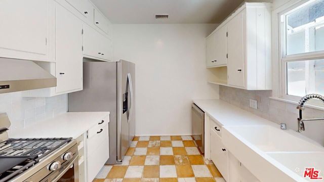 8462 Kirkwood Drive, Los Angeles, CA 90046
