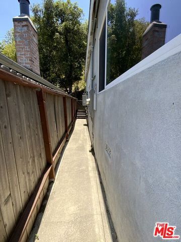 8462 Kirkwood Drive, Los Angeles, CA 90046