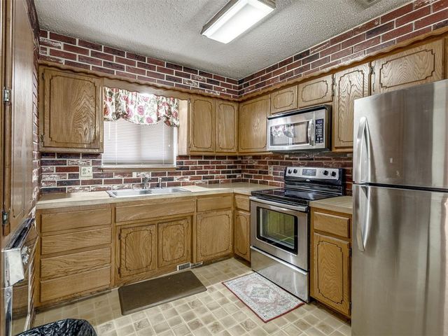 904 Oak Park Drive, Choctaw, OK 73020