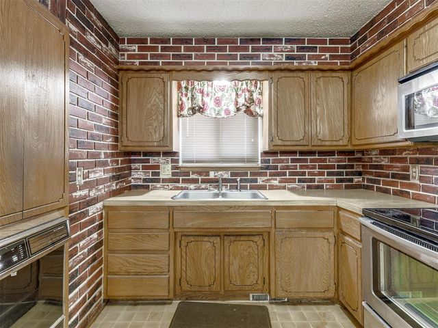 904 Oak Park Drive, Choctaw, OK 73020