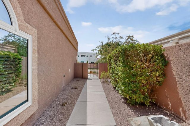 9663 De Vargas Loop NE, Albuquerque, NM 87109