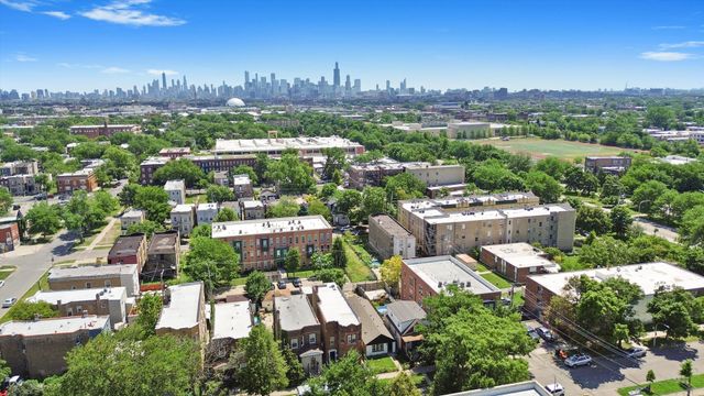 525 N Saint Louis Avenue, Chicago, IL 60624