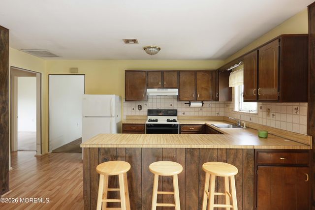 13 Pavilion Street, Toms River, NJ 08757