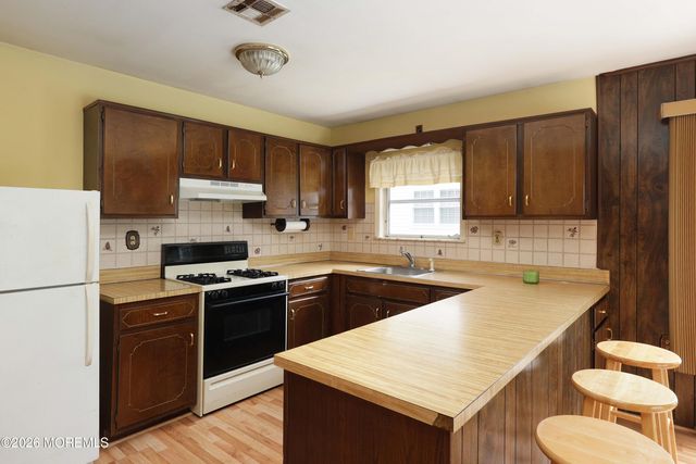 13 Pavilion Street, Toms River, NJ 08757