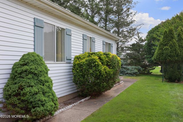 13 Pavilion Street, Toms River, NJ 08757