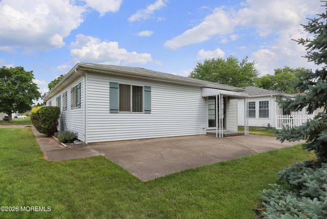 13 Pavilion Street, Toms River, NJ 08757