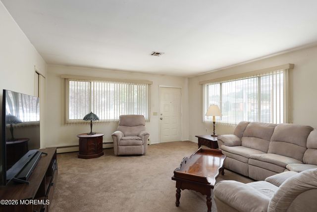 13 Pavilion Street, Toms River, NJ 08757