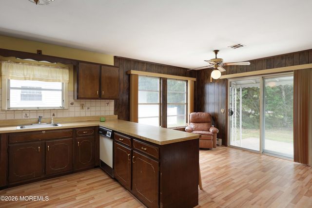 13 Pavilion Street, Toms River, NJ 08757