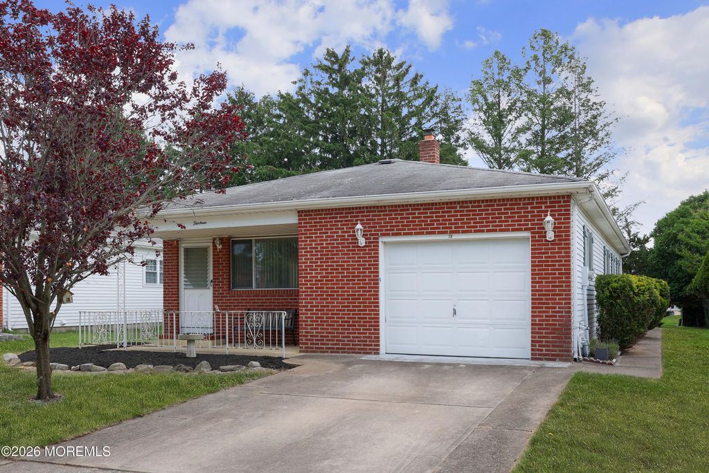 13 Pavilion Street, Toms River, NJ 08757