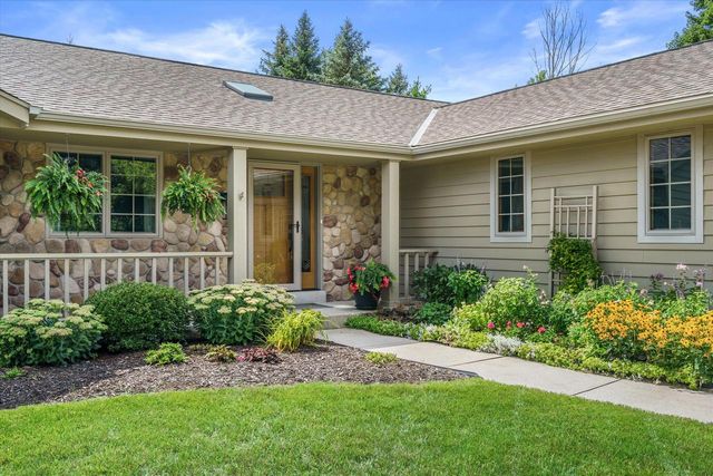 335 W Highland DRIVE, Grafton, WI 53024