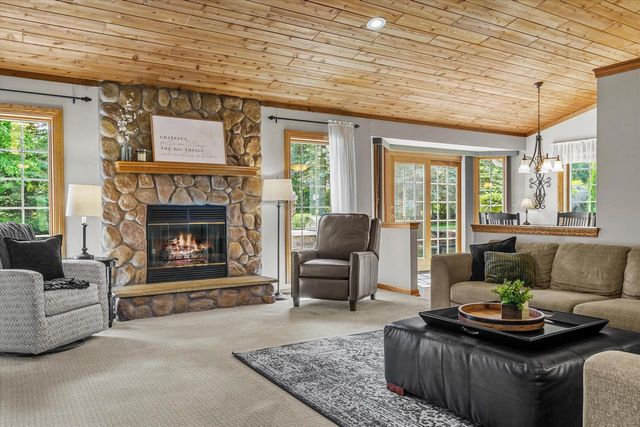 335 W Highland DRIVE, Grafton, WI 53024