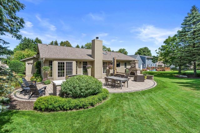 335 W Highland DRIVE, Grafton, WI 53024