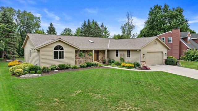 335 W Highland DRIVE, Grafton, WI 53024