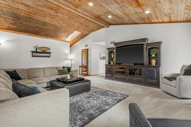 335 W Highland DRIVE, Grafton, WI 53024