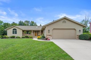 335 W Highland DRIVE, Grafton, WI 53024